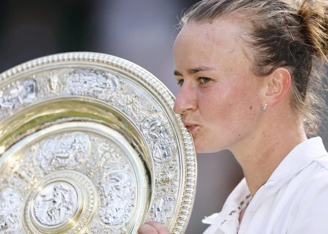 Ostapenko pāridarītāja Krejčīkova triumfē Vimbldonā