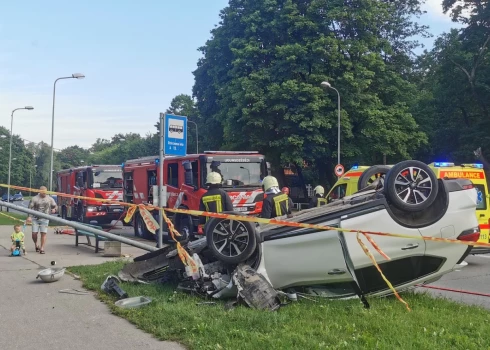 VIDEO: Iļģuciemā automašīna pēc sadursmes piezemējusies uz jumta autobusa pieturā