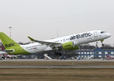 Nacionālās aviokompānijas "airBaltic" lidmašīna starptautiskās lidostas "Rīga" lidlauka teritorijā.