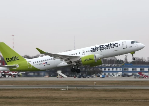 Nacionālās aviokompānijas "airBaltic" lidmašīna starptautiskās lidostas "Rīga" lidlauka teritorijā.