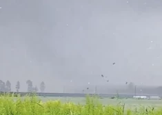Kur tad palika spēcīgais negaiss? VIDEO: Olaines pusē saules paneļi lido pa gaisu kā pūciņas, bet citur no lietus ne miņas