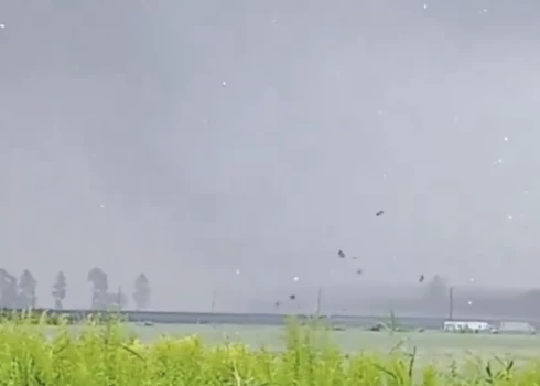 Kur tad palika spēcīgais negaiss? VIDEO: Olaines pusē saules paneļi lido pa gaisu kā pūciņas, bet citur no lietus ne miņas
