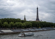 Francijas sporta ministre izpeldas Sēnā, lai kliedētu bažas par ūdens kvalitāti