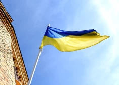 Vīrietis sodīts ar nosacītu cietumsodu par Ukrainas karoga mīdīšanu