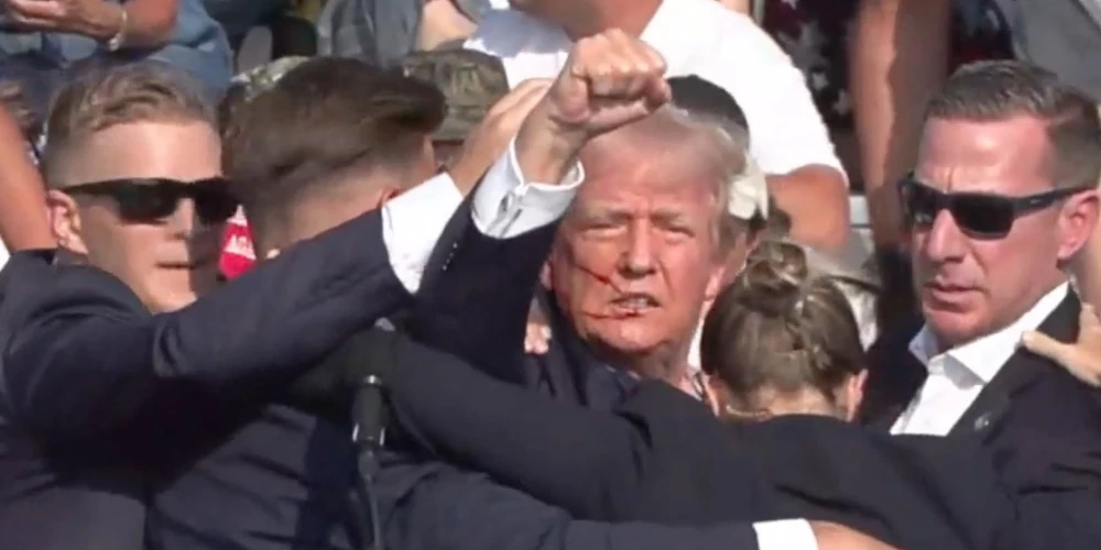 Дональд Трамп в момент покушения.