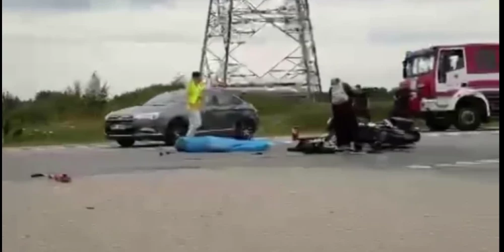 Jūrmalā uz autoceļa A10 (Rīga-Ventspils) notika sadursme starp vieglo automašīnu “Citroen” un motociklu “Kawasaki”.