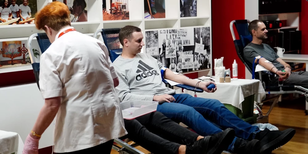 Сдавать кровь могут люди в возрасте от 18 до 65 лет, которые весят не менее 50 килограммов.