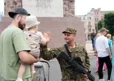 На площади памятника Свободы молодые солдаты, пришедшие 3 июня этого года на курс базовой военной подготовки и успешно завершившие первый этап обучения, принимают солдатскую присягу.