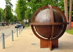 Знаменитый юрмальский глобус: кто автор, почему его демонтировали и сколько в нем медных заклепок