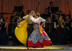 FOTO: ar ugunīgu simfodžeza un flamenko programmu priecē Liepājas simfoniskais orķestris