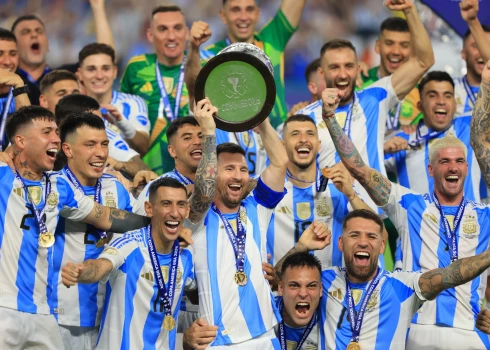 VIDEO: caur ventilācijas šahtām lienoši fani, demolēšana, Mesi savainojums un asaras netraucē Argentīnai papildlaikā nodrošināt uzvaru "Copa America"