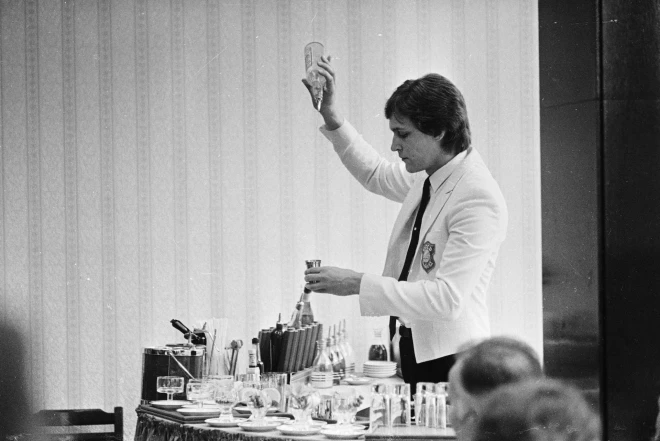 Arī padomju laikos notika bārmeņu konkursi. Attēlā iemūžināts mirklis no 1986. gada atlases sacensībām, kurās PSRS komandas pārstāvis Jānis Gransbergs demonstrē savu meistarību pirms došanās uz starptautisko skati Prāgā.