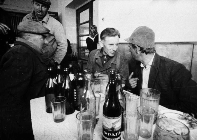 “Kroniskiem dzērājiem rādās, ka vellēni viņus kaitina!” Ko savulaik dzēra Latvijā? Kā tas kļuva par problēmu