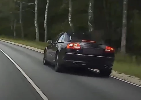 VIDEO: policija aptur "Audi S8" vadītāju, kurš atļauto braukšanas ātrumu pārsniedz par vairāk nekā 100 kilometriem stundā