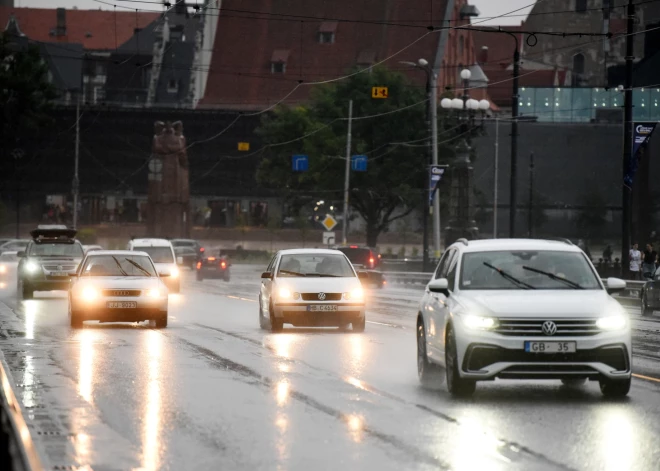 Personas ar Baltkrievijā reģistrētu transportlīdzekli turpmāk nedrīkstēs iebraukt Latvijā