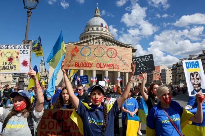 13. jūlijā Parīzē vairāk nekā tūkstoš cilvēku piedalījās gājienā, lai pieminētu 488 nogalinātos Ukrainas sportistus,