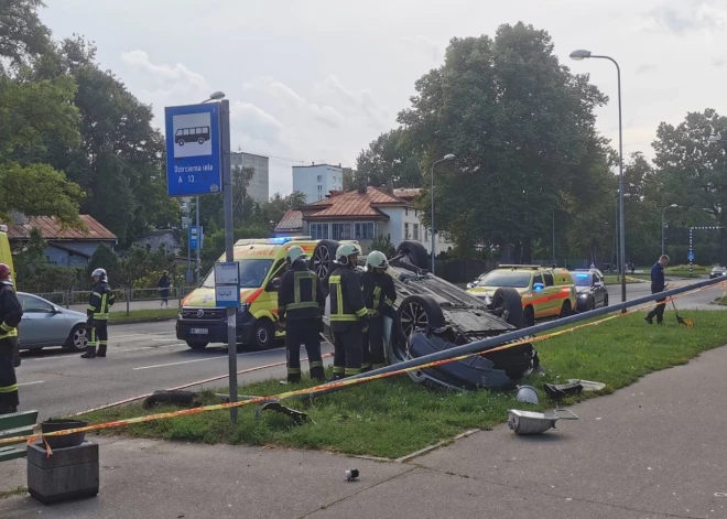 ДТП с перевернувшимся авто возле остановки в Ильгюциемсе: говорят, пьяный водитель заснул за рулем