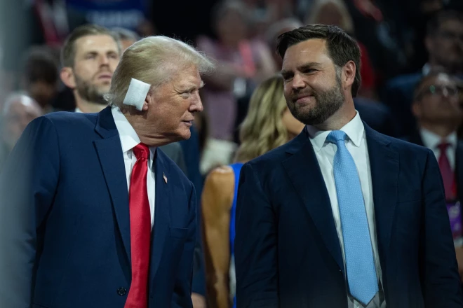 Экс-президент США находился на арене съезда вместе со своим соратником, сенатором от штата Огайо Джей Ди Вэнсом.