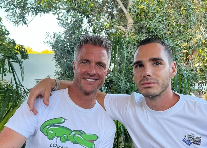 "Esam ļoti laimīgi" - Ralfs Šūmahers parāda savu dzīves vīrieti; tēva iznākšanu no skapja komentē 22 gadus vecais dēls