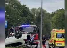 VIDEO: dzērājšoferis Iļģuciemā gaišā dienas laikā iemieg pie stūres un izraisa avāriju						
