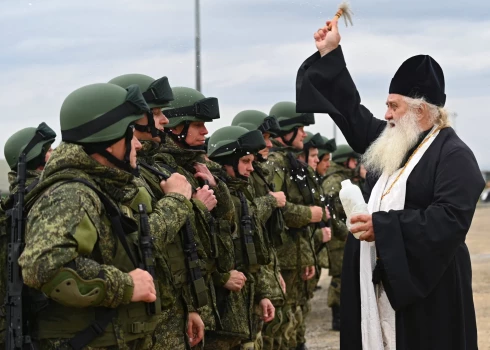 Krievijas armijas rezervisti Rostovas apgabalā piedalās iesvētīšanas ceremonijā pirms izsūtīšanas uz militārajām vienībām Ukrainā.