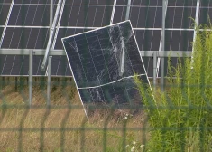 ВИДЕО: торнадо наделал проблем на электростанции в Олайне - солнечные панели летали по воздуху как листья