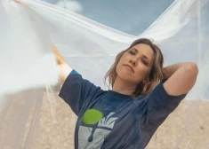 Grupa “Astro'n'out” rada unikālu apģērbu līniju no konteineros nodotajiem krekliņiem