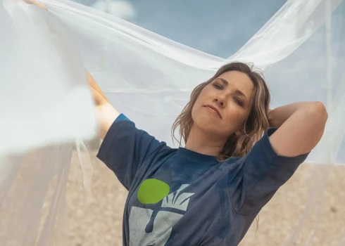 Grupa “Astro'n'out” rada unikālu apģērbu līniju no konteineros nodotajiem krekliņiem