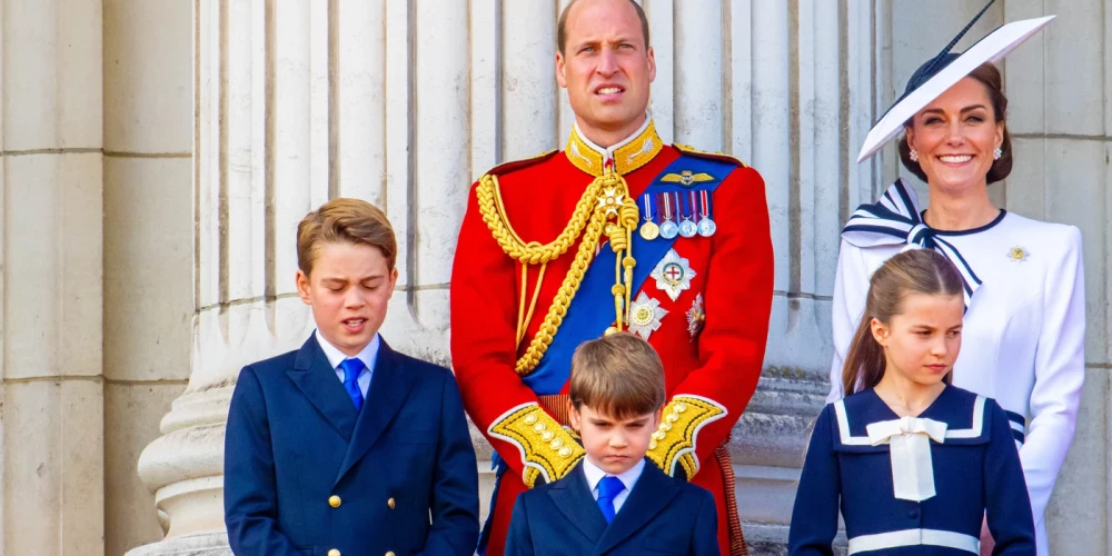 Velsas princis Viljams un princese Ketrīna ar visiem trim bērniem vēro karaļa oficiālo dzimšanas dienas parādi "Trooping The Colour". 