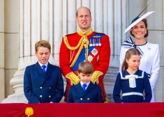 Velsas princis Viljams un princese Ketrīna ar visiem trim bērniem vēro karaļa oficiālo dzimšanas dienas parādi "Trooping The Colour". 