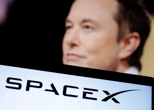 Īlons Masks un "SpaceX" logotips