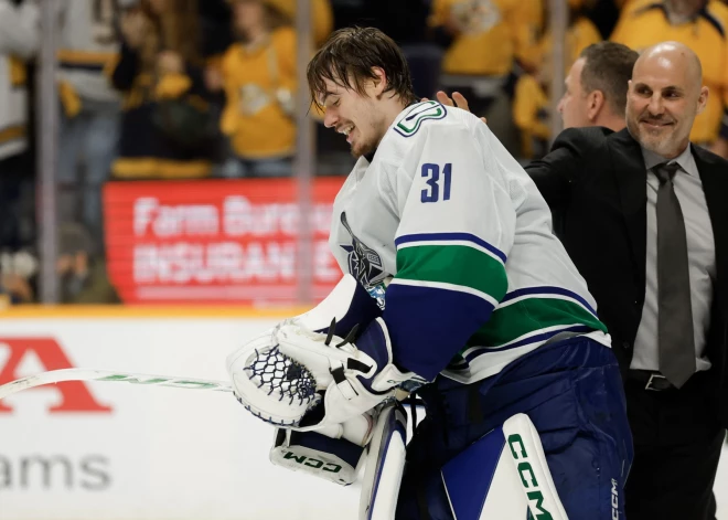 "Canucks" treneris Riks Tokets apsveic Artūru Šilovu pēc sausās uzvaras 1-0 Našvilā, kas ļāva sasniegt Stenlija kausa izcīņas otro kārtu