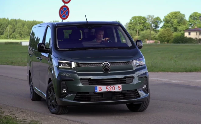 Manevrēt ar "Citroen Space Tourer" ir pat vieglāk nekā izskatās.