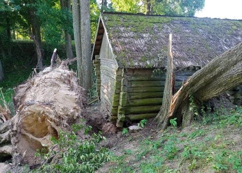 FOTO: no vētras cietusi Plūdoņa Zaķīšu pirtiņa