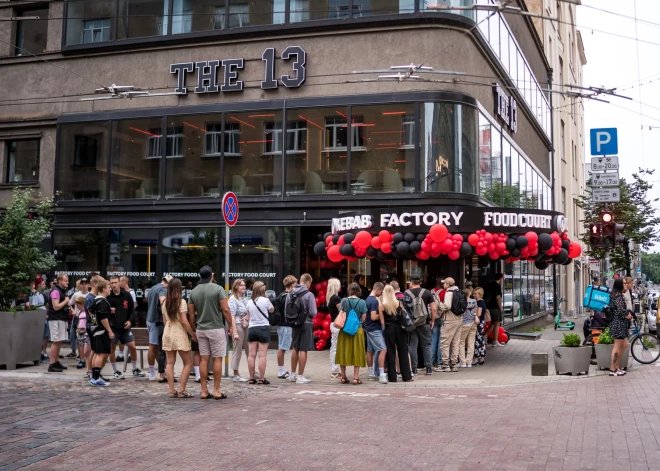 FOTO: Rīgas centrā atvērta līdz šim nebijusi koncepta kebabnīca - “Kebab Factory Food Court"