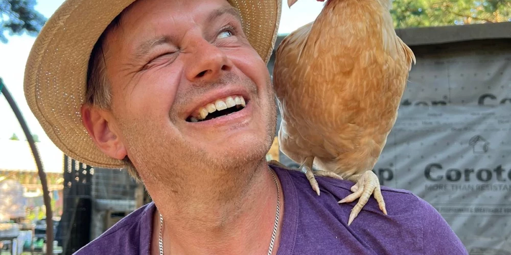 Edgars Pujāts piemiedz ar aci vienai no 13 vistiņām. 