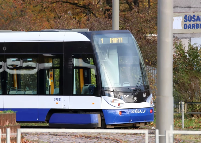 Aculieciniece stāsta par 1. tramvajā aizturēto pedofilu: viņš sāka meitenei bučot vaigus, skūpstīt rokas, glaudīt vēderu