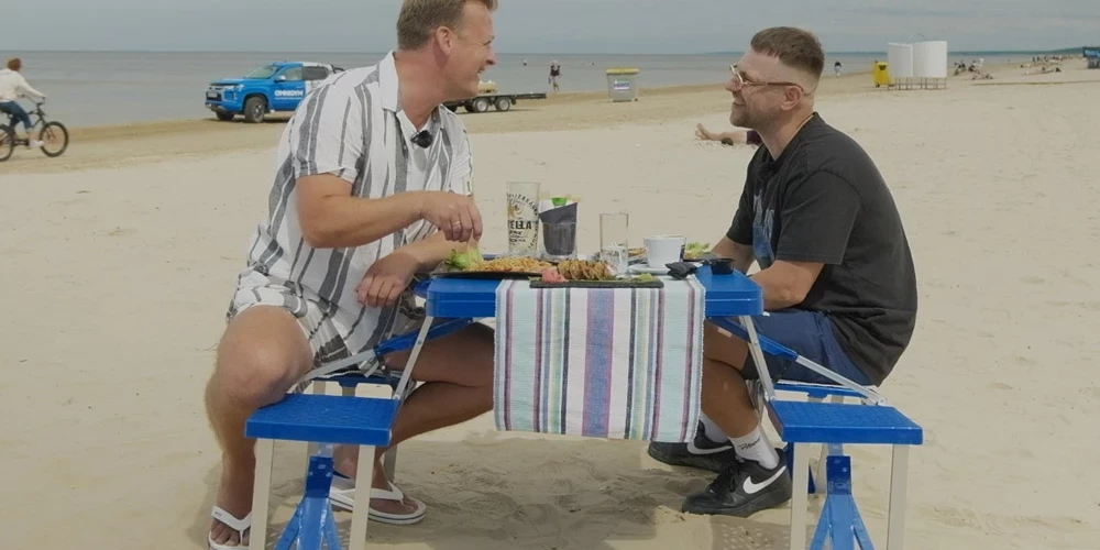 Rihards Lepers un hiphopa mākslinieks Ģirts Rozentāls jeb Ozols iekārtojas skaistajā Jūrmalas piekrastē, kur var gan atpūsties, gan arī sātīgi paēst.