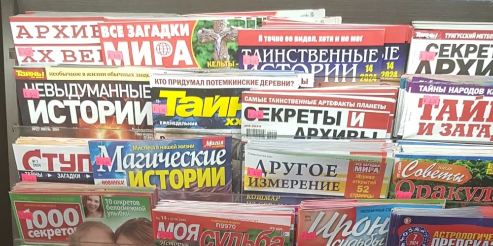 Pa ceļam ārā no stacijas iespējams aplūkot plašu klāstu preses izdevumu krievu valodā. Fonā redzams izdevums "XX Gadsimta Arhīvi". Šādu laikrakstu Krievijā izdod bāzēts izdevējs "IM Media".