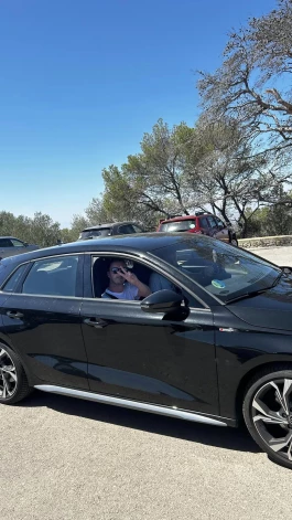 Skaistie skati un neskaistie cilvēki. Saprotot, ka pamanīti, darboņi aizbrauc, rādot “miera zīmi”.