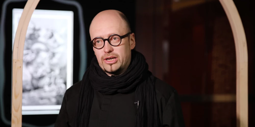 Izstādes kurators, kulturologs un humanitāro zinātņu doktors Deniss Hanovs.