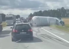 VIDEO: Iecavas pagastā pie Dimzukalna apgāzies gāzes cisternas auto