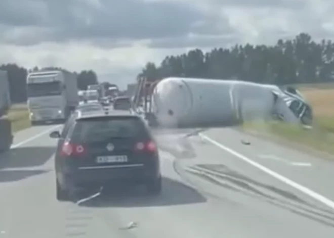 VIDEO: Iecavas pagastā pie Dimzukalna apgāzies gāzes cisternas auto