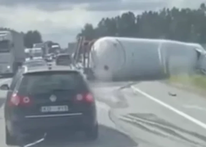 ВИДЕО: в Иецавской волости перевернулся газовоз - у него лопнула шина