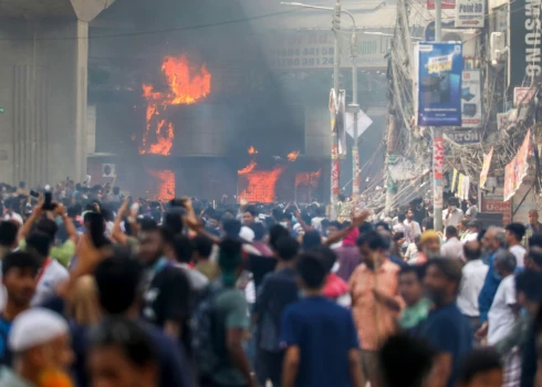 Studenti plosās Bangladešas galvaspilsētā Dakā, aizdedzinot valsts televīzijas ēku (foto: Scanpix / EPA)