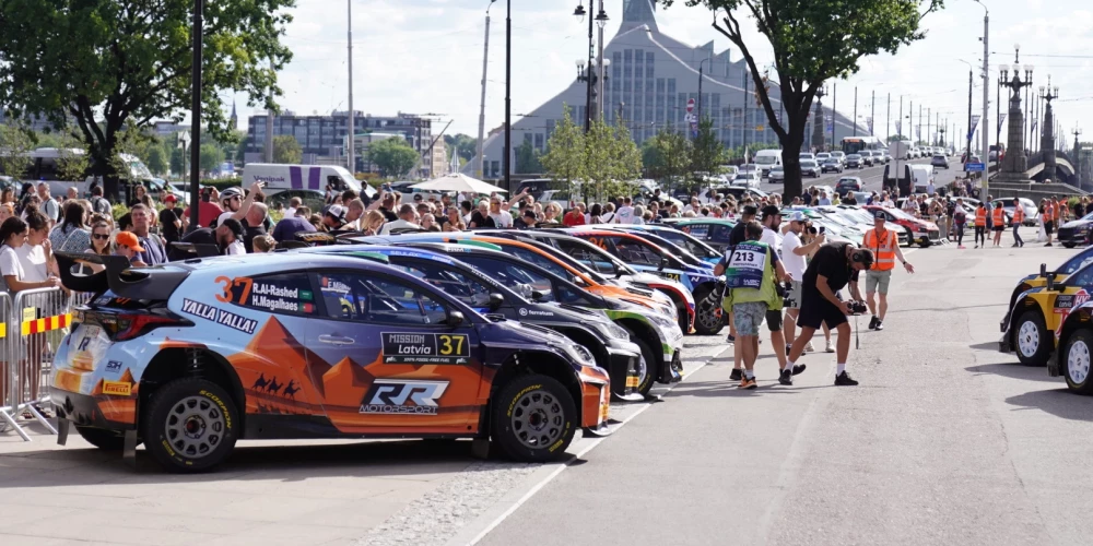 Rīgā atklāj Latvijai vēsturisko pasaules rallija čempionāta (WRC) posmu (foto: Mārtiņš Ziders)