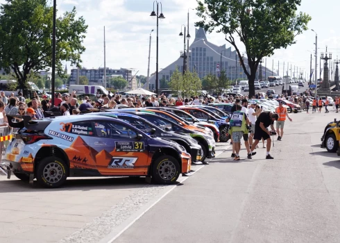 FOTO, VIDEO: iespaidīga sacīkšu automašīnu parāde Rātslaukumā pirms Latvijai vēsturiskā pasaules rallija čempionāta posma