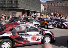 Kadrs no Latvijas WRC posma atklāšanas pasākuma Rātslaukumā.