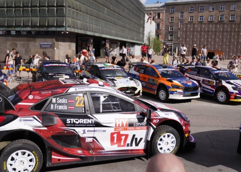 Kadrs no Latvijas WRC posma atklāšanas pasākuma Rātslaukumā.