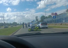 Krasta ielā motociklists gūst traumas sadursmē ar vēsturiskā rallija spēkratu pavadošu policijas auto